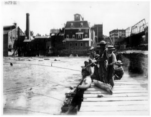 1895FishingontheDam